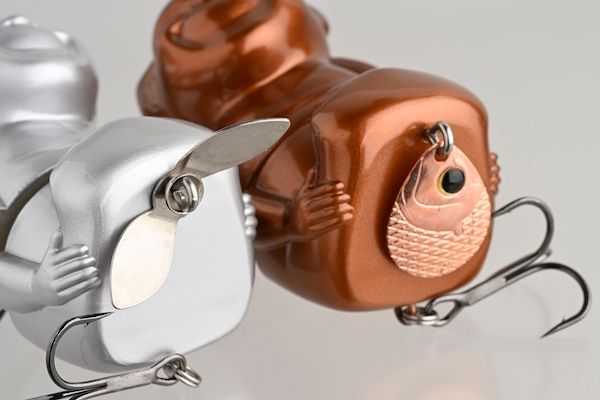 “ナニワ”のシンボル、幸福の神様「ビリケンさん」がルアーとなって登場