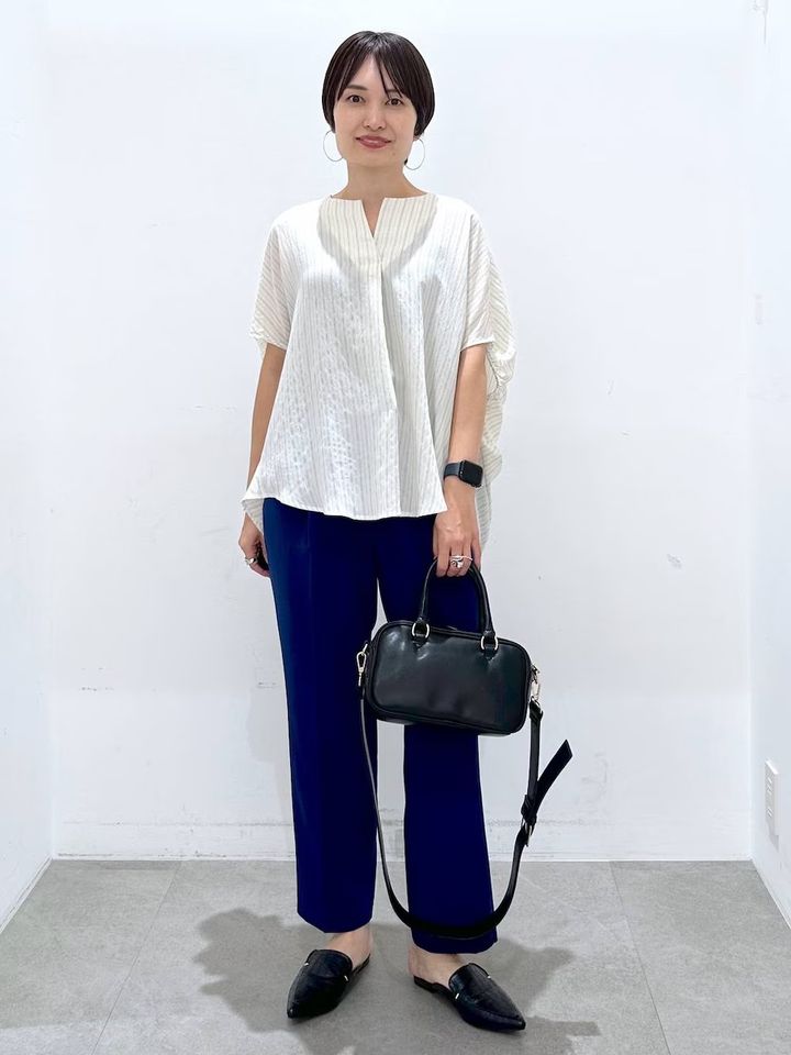 【白ブラウス1】立体的なフォルムで体型カバーも