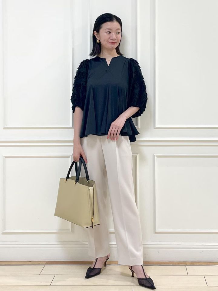 【黒ブラウス1】デザイン袖で華やかに