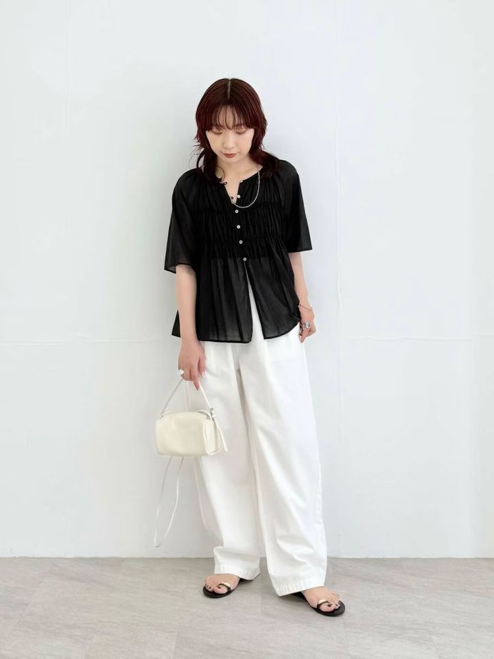 【黒ブラウス2】ブラックの透け素材は端境期にも最適