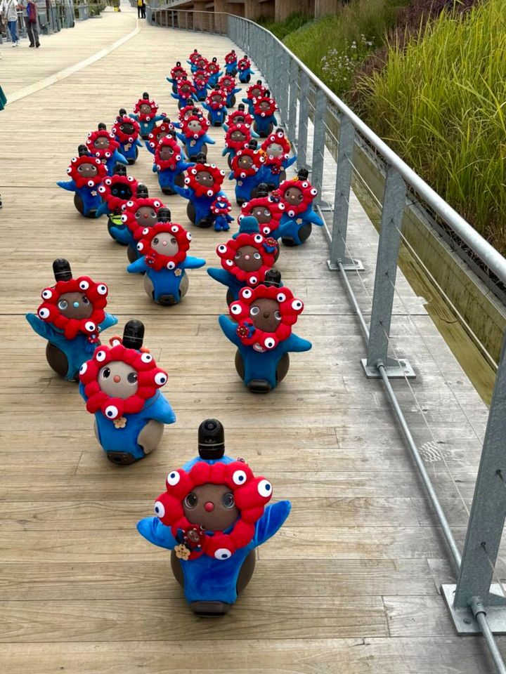 えっほ、えっほと可愛い「ミャクラボ隊」(ミャクミャクに扮したLOVOT)も万博最終日となった13日に大行進のフィナーレを飾りました。