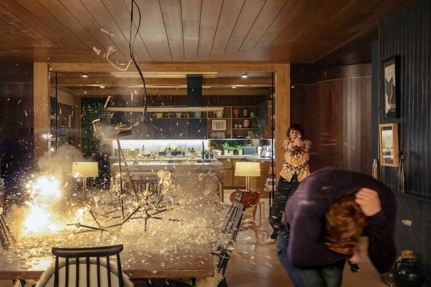 【写真を見る】夫婦喧嘩勃発！シャンデリアに弾丸が命中し、ガラスが爆散する大惨事へ発展 [c]2025 Searchlight Pictures. All Rights Reserved.