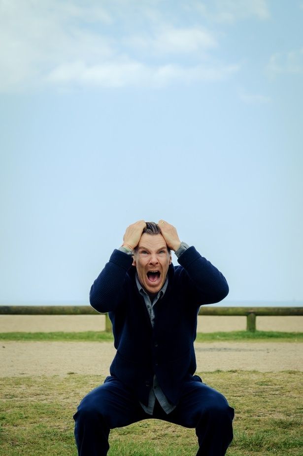 取り乱して絶叫する夫テオ(ベネディクト・カンバーバッチ) [c]2025 Searchlight Pictures. All Rights Reserved.