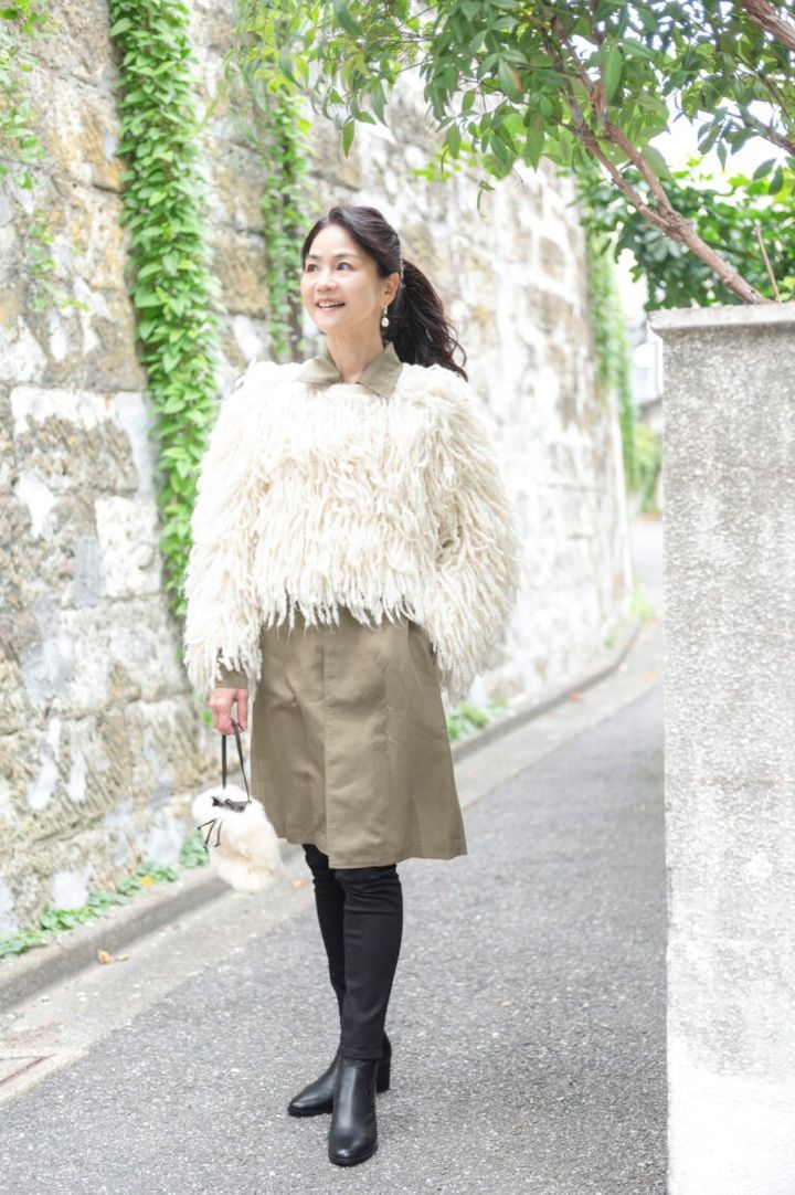 コート／マディソンブルー、トップス／アンヌーク、ボトムス／ヤヌーク、ブーツ／銀座ヨシノヤ、ピアス／エスバイマーティン