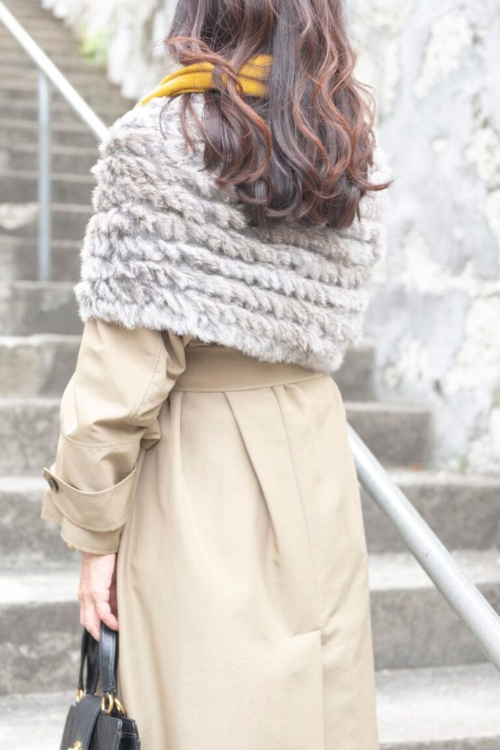 桜井智子さん ふわふわケープ