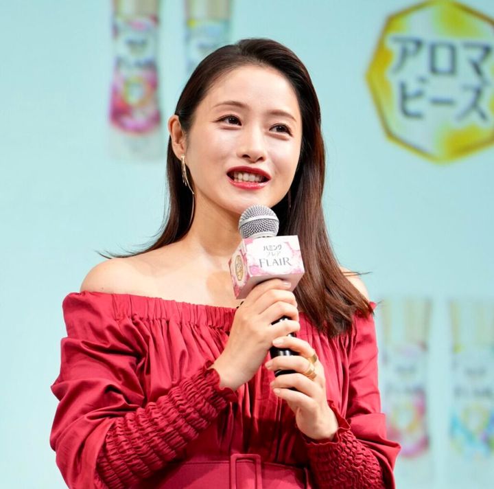 女優、石原さとみさん（38）が16日、東京都内で行われた花王の衣料用洗剤・柔軟剤ブランド、ファブリックケアの新製品発表会に出席。5月に第2子の出産を発表後、初の公の場となりました。