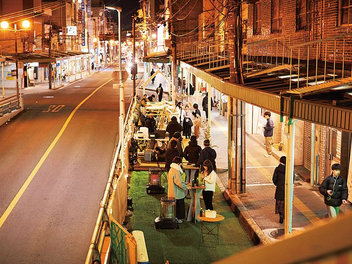 photo：道路利活用の社会実験として「JR駅前商店街ナイトバル」（午後5時～9時）を実施