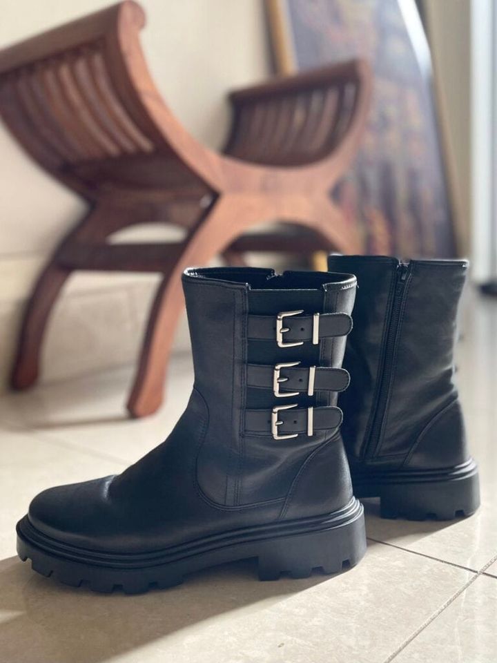 アラシューズのベルテッドブーツ