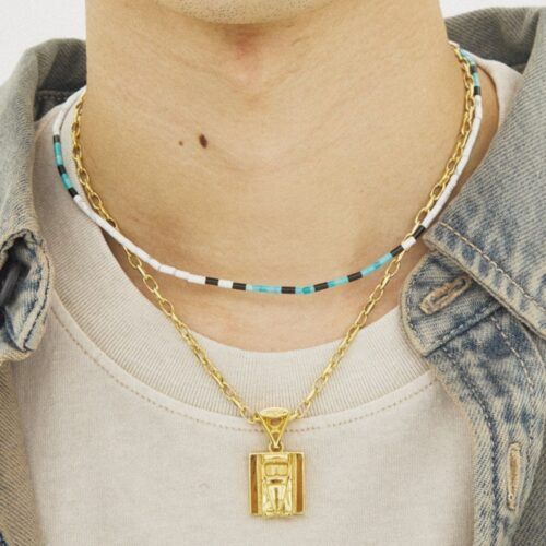 「シンプルTシャツでもグンと垢抜ける方法」“ビーズ×ゴールド”のネックレスで秋らしい首元に