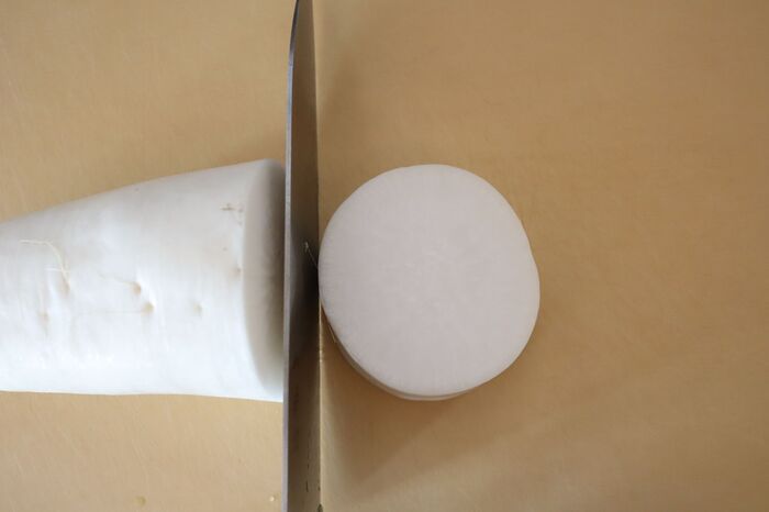 大根まるごと1本買ってきたらすぐやること。味しみ倍増＆ホクホク煮物が簡単に♪