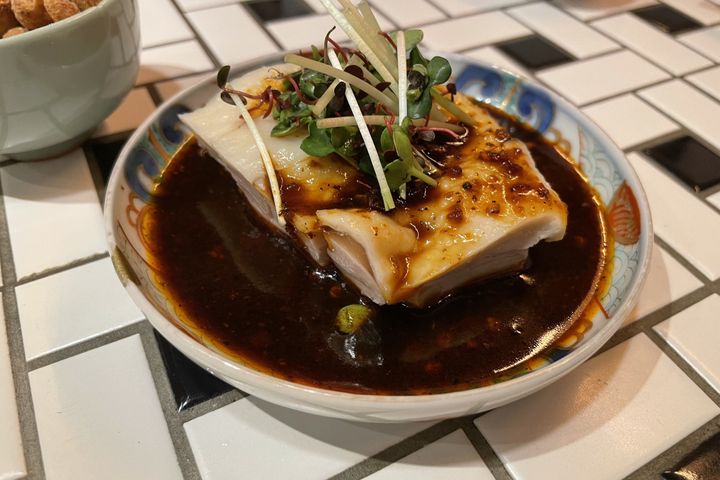 名物「よだれ鶏」は、2人でシェアするのに丁度よいサイズ感。