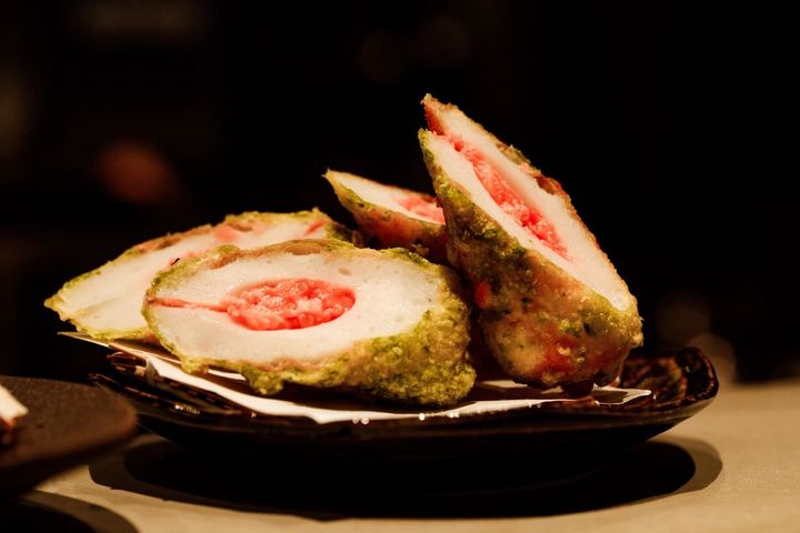 青海苔の香りと紅生姜の酸味・辛味がアクセントになる「鯛ちくわと紅生姜磯辺揚げ」。