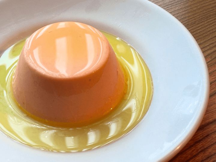 ナチュールワインとの相性も抜群。名物「トマトのパンナコッタ」。素材は新玉ねぎ、そら豆、根セロリなど季節によって変わる。