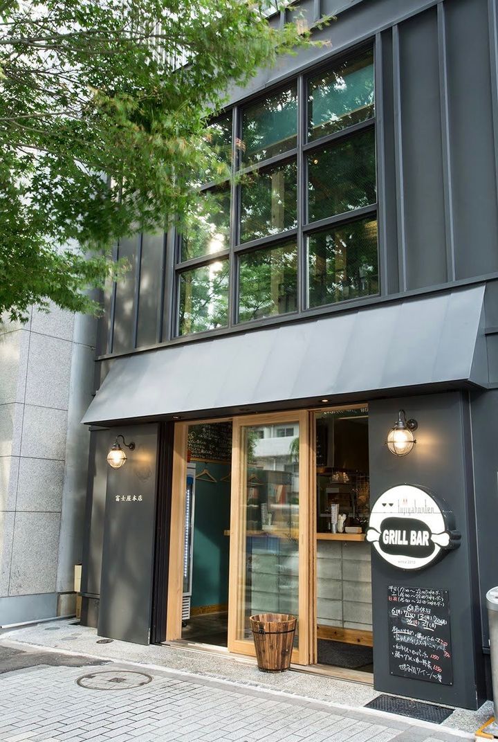 地下鉄の浜町駅から5分ほど。近くにオフィス街もあり、仕事帰りに立ち寄る客も多い。