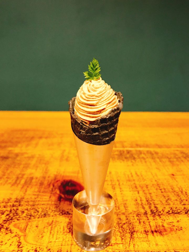 トマトを練り込んだ特製コーンに盛り付けた「鶏レバームース」。