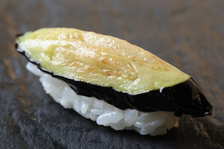 本店のコースで最初に出る名物握り、「茄子の揚げ浸し」も賞味。