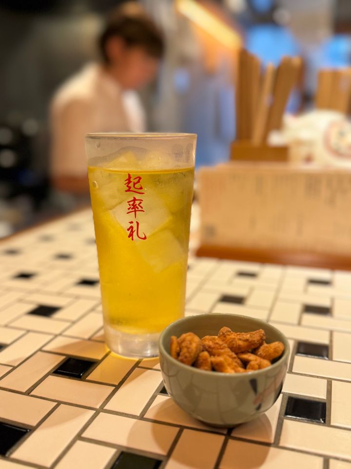 すっきり、さっぱりの焼酎台湾茶割り「UMACHA」は、味濃い目の中華によく合う。