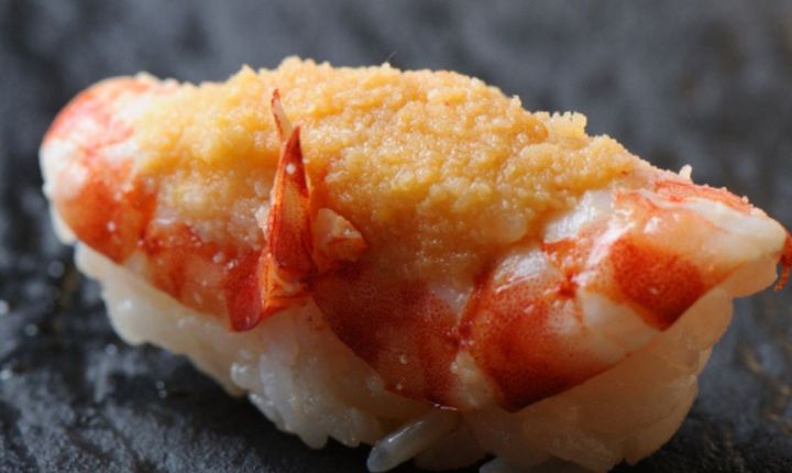 背開きした車エビを、芝エビのおぼろと握る「車海老の唐子付け」。