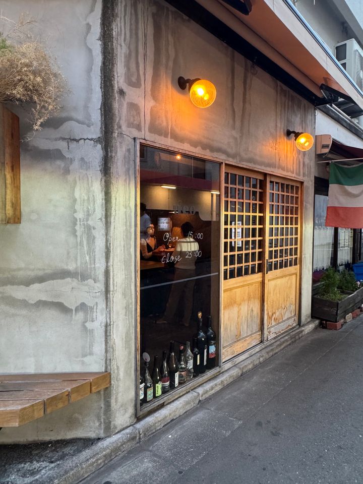 無数の飲食店が軒を並べる円山町にあって、常に賑わいを見せる人気店。