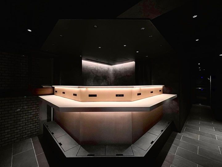 明かりを落とした店内で、白く浮かび上がるカウンター。