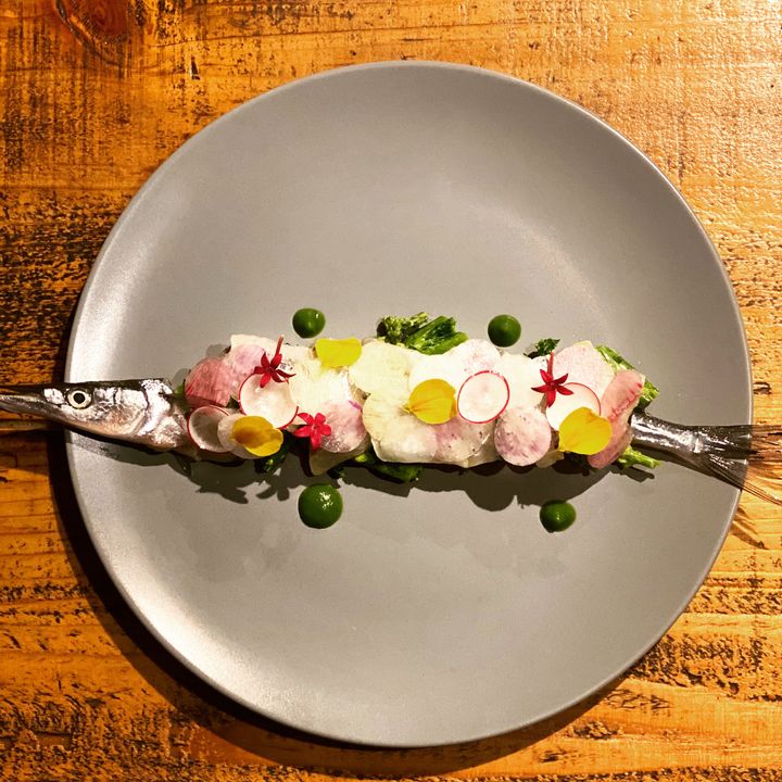 シチリアの白ワインとの相性が抜群。「サヨリのカルパッチョ」。