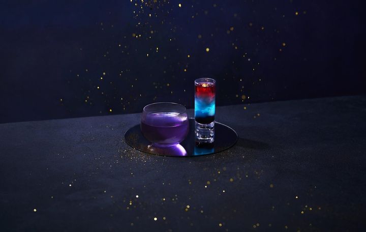 緑茶のやさしい渋みに、ほんのり甘酸っぱいアクセントが加わり、すっきりとした後味が広がる、透き通る青紫が美しいホットティーのバタフライピーティー。果実の層がなめらかに溶け合い、口いっぱいに広がる豊かな味わいが特徴のギャラクシーベリージュレ。