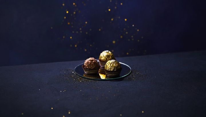 また、IQOSストア 名古屋店ではスペシャルスイーツが提供される。サクッとしたウエハースに、なめらかなヘーゼルナッツクリームと香ばしいナッツを重ねたひと粒チョコレートのロシェ。チョコとナッツの絶妙なバランスにより、濃厚な味わいが楽しめる。