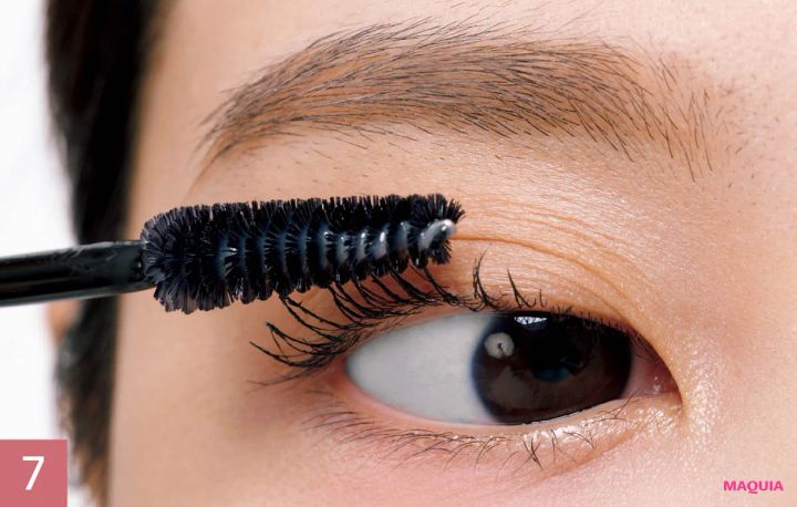 佐々木れな アイドルまつ毛 作り方 トップコートを先端に塗る