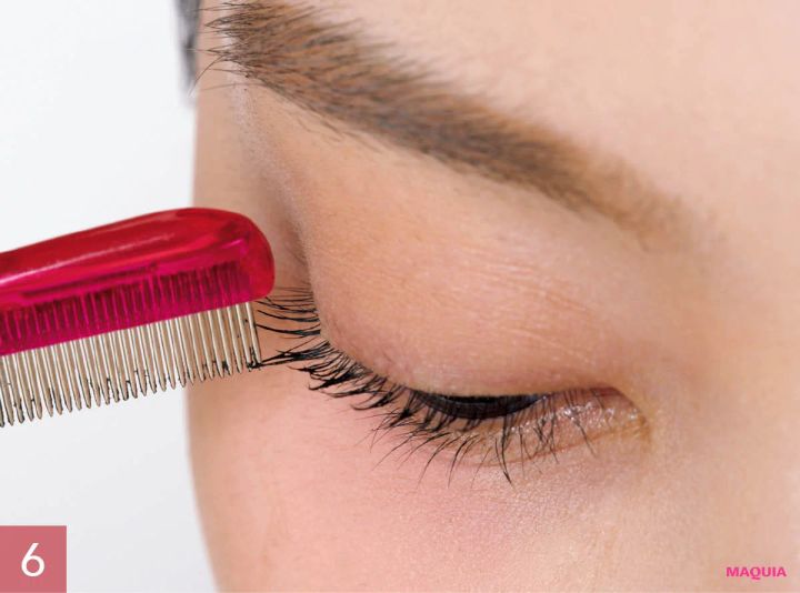 佐々木れな アイドルまつ毛 作り方 まつ毛コームでマスカラのダマを取る