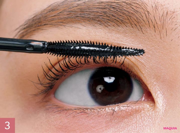 佐々木れな アイドルまつ毛 作り方 マスカラ下地を中間から塗る