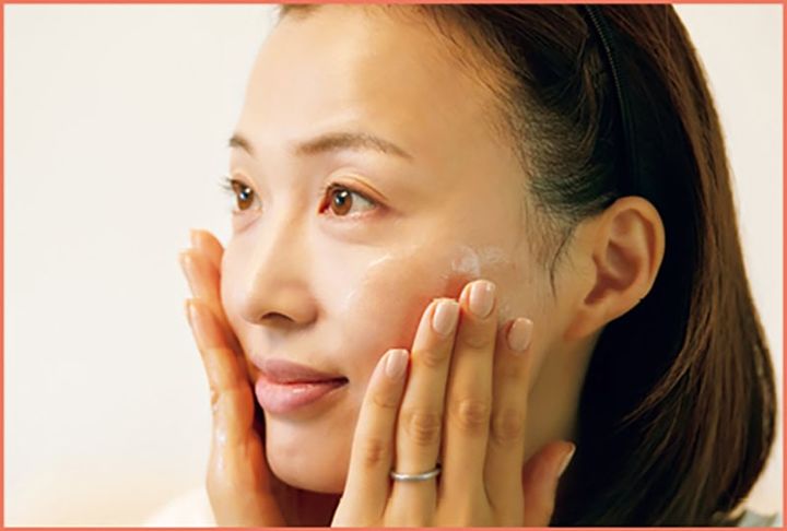 下から上、内から外に向かって円を描くようになじませる。ふわっと軽くなったらすすぐ。