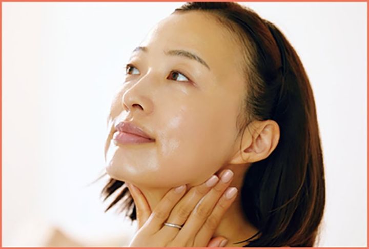 フェイスラインを引き上げるように塗り、こめかみで10秒キープ。首やデコルテにも別量を伸ばす。