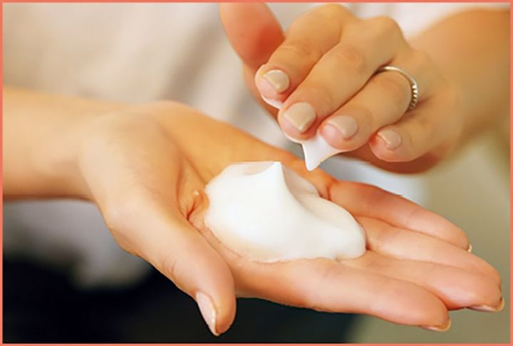 泡で出る角質ケア洗顔料は2～4プッシュを目安に手のひらに出して、軽く広げる。