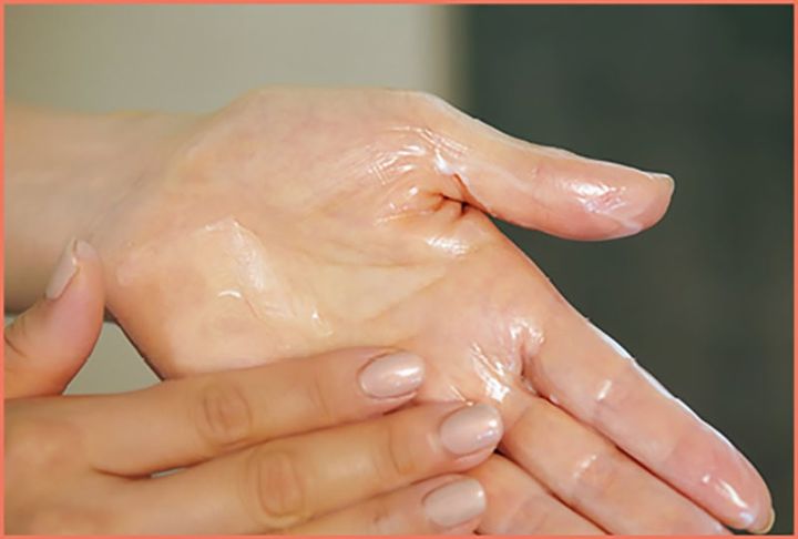 さくらんぼ大の量を手に取り、手のひらに伸ばしてバーム状からオイル状にして使用。