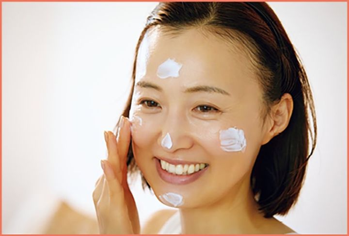 1円玉大くらいの量を手に取り、額、頰、あご先、鼻に点置きしてから全体に伸ばす。