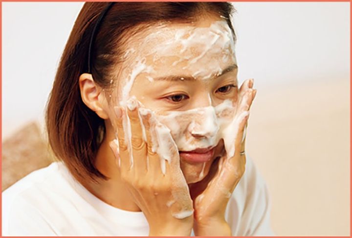 顔全体に泡を行きわたらせたら、下から上、内から外に泡を転がすように優しく洗う。