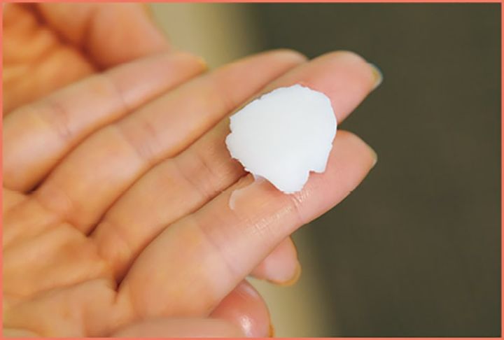 肌を擦る刺激は炎症のもとに。メイク落としは、厚みのあるバームで滑りをよくし摩擦レスに。