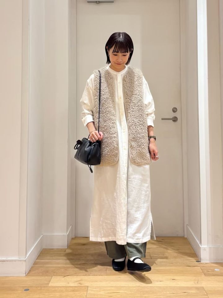 白のワンピースにアクセントになるボアベストをプラス 出典：WEAR