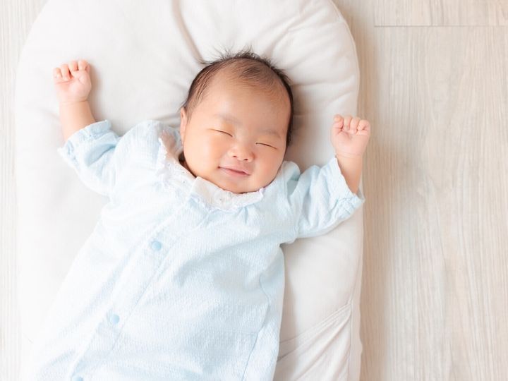 先日、「安らかに眠る」という慣用表現の誤用が話題となった。「ご遠慮ください」など、日本語ならではの婉曲表現が伝わらないという声も聞かれる。リテラシーの低下は、日本文化そのものの変化につながっているのかもしれない。※サムネイル画像：PIXTA