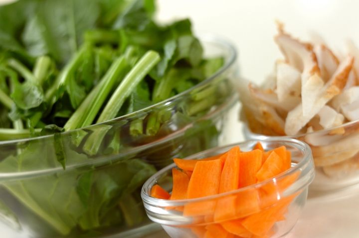 ホウレン草とちくわの卵とじの下準備1