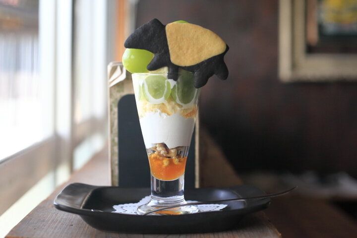 古いものに囲まれほっと一息。奥伊勢の古民家でのんびりスイーツ＆読書タイム「CAFEめがね書房」