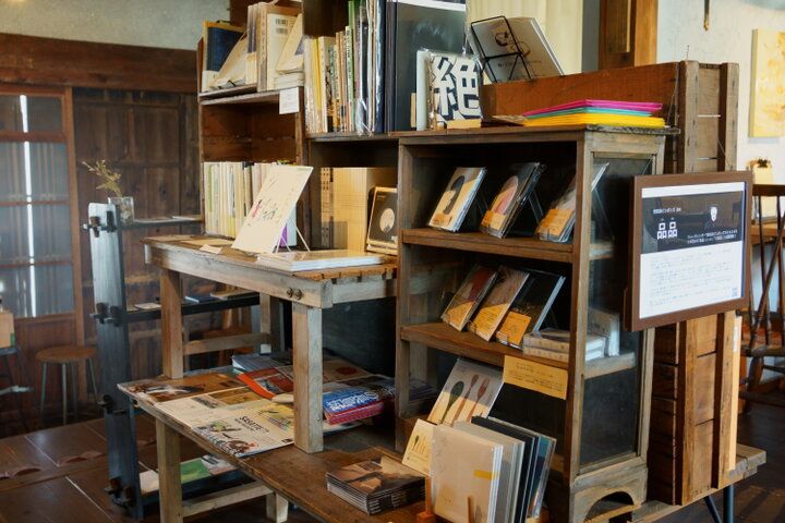 古いものに囲まれほっと一息。奥伊勢の古民家でのんびりスイーツ＆読書タイム「CAFEめがね書房」