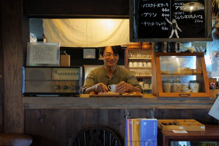 古いものに囲まれほっと一息。奥伊勢の古民家でのんびりスイーツ＆読書タイム「CAFEめがね書房」