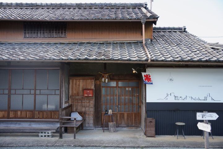 古いものに囲まれほっと一息。奥伊勢の古民家でのんびりスイーツ＆読書タイム「CAFEめがね書房」