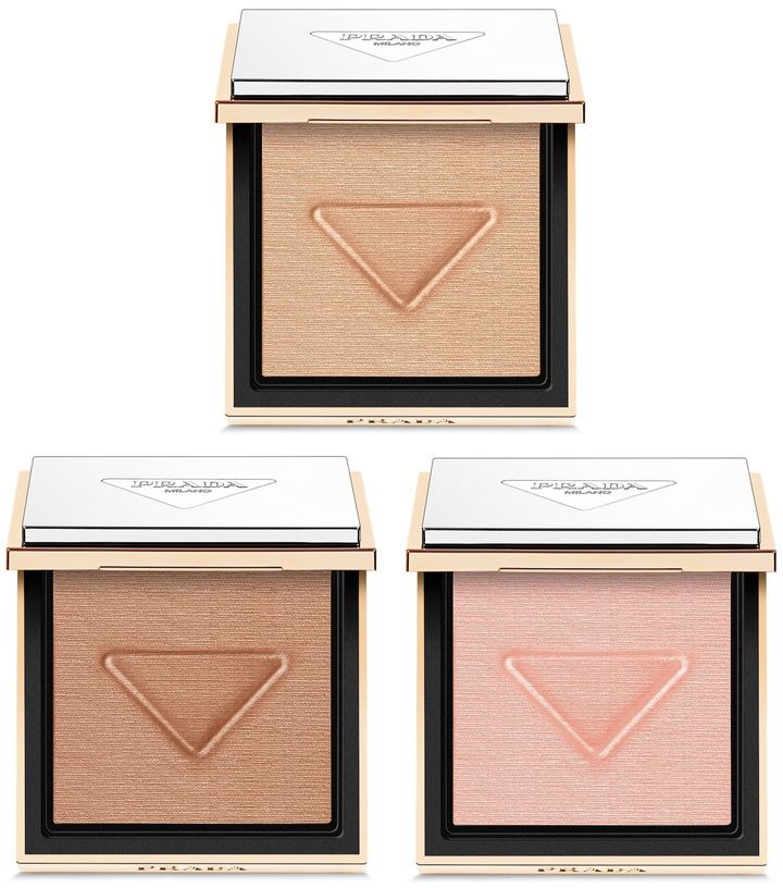 ライト グローイング パウダー 全3色〈写真は上から時計周りに01、02、03） 各￥11,550（10月24日よりプラダ ビューティ トウキョウ・公式オンラインストア先行、10月31日より全国限定発売）