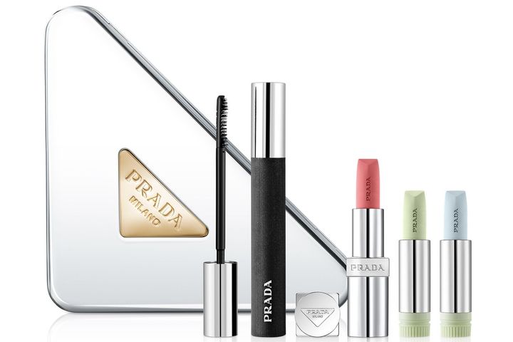 クラッチ セット ￥25,300（10月24日よりプラダ ビューティ トウキョウ・公式オンラインストア先行、10月31日より全国限定発売） ※セット内容／スコープ ラッシュ エクステンディング ボリューム マスカラ、モノクローム ウェイトレス リップカラー（スムース ナイロン） B101、リップ バーム オプティマイジング ケア U000 （リフィル）、リップ バーム ブラッシング ケア U001（リフィル)、メタルケース