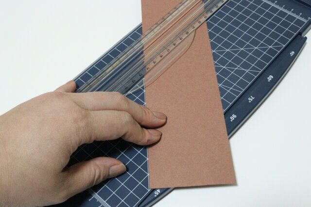 ダイソーのペーパーカッター 分度器付は角度をつけてカットできる