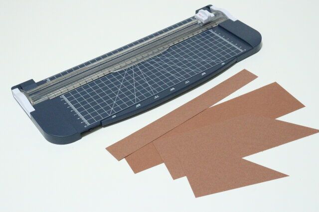 ダイソーのペーパーカッター 分度器付でカットした紙