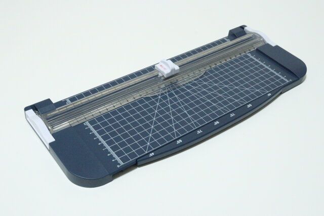 ダイソーのペーパーカッター 分度器付