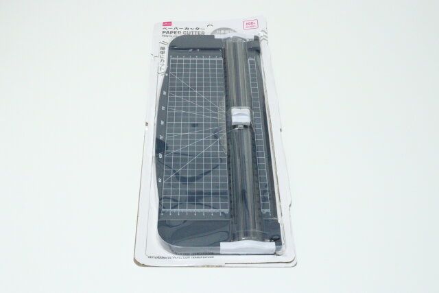 ダイソーのペーパーカッター 分度器付のパッケージ